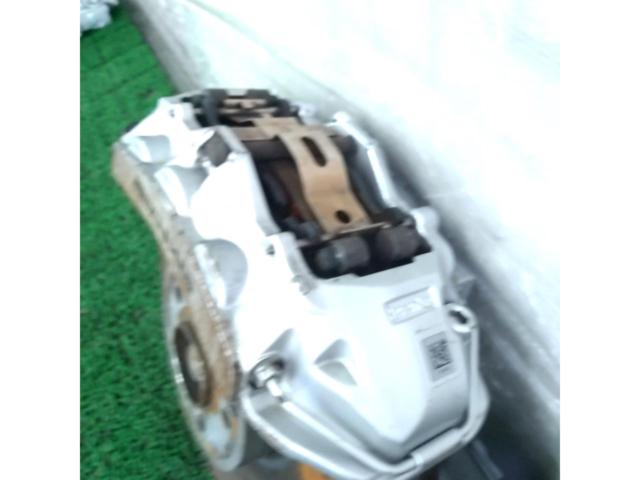 Mercedes
Benz
AMG
Brembo 6-piston calipers