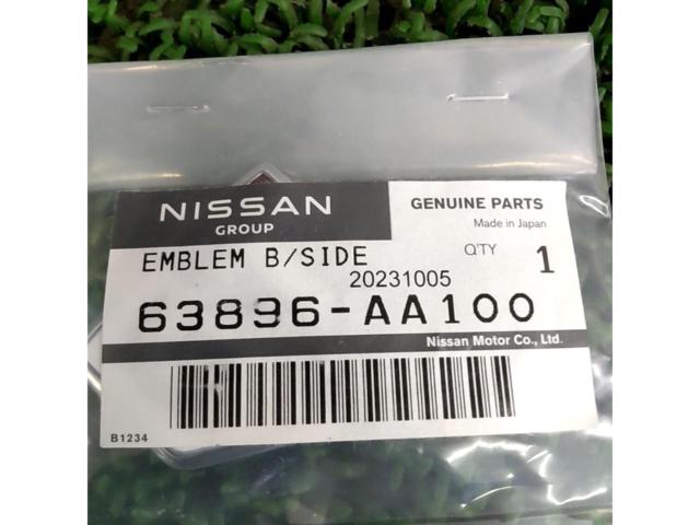 日産 サイド GTエンブレムスカイライン R34 レッド 63896-AA100