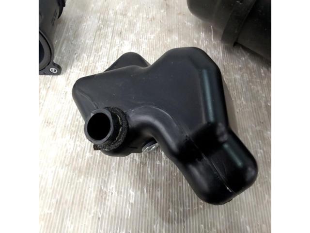 Nissan genuine
Air cleaner box + air flow sensor pipe only for Caravan/NV350