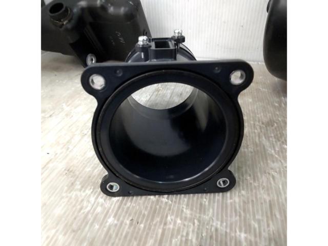Nissan genuine
Air cleaner box + air flow sensor pipe only for Caravan/NV350