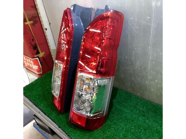 トヨタ純正 純正テールレンズ ハイエース/200系 4型以降