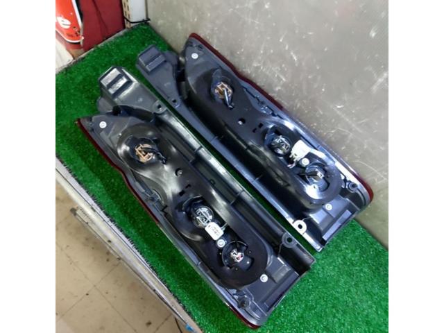 トヨタ純正 純正テールレンズ ハイエース/200系 4型以降