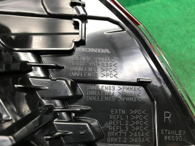 Honda (1 set)
Civic
TYPE
R/FL5
Genuine
Tail lens
