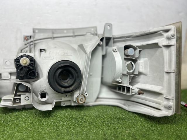 トヨタ 200系/ハイエース 1～2型純正ハロゲンヘッドライト