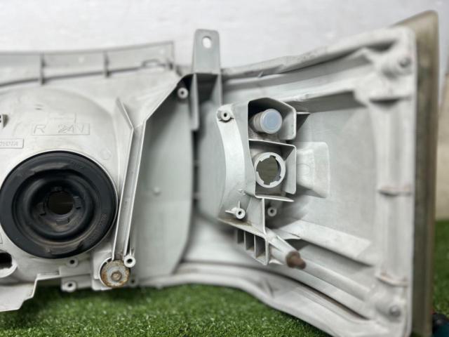 トヨタ 200系/ハイエース 1～2型純正ハロゲンヘッドライト