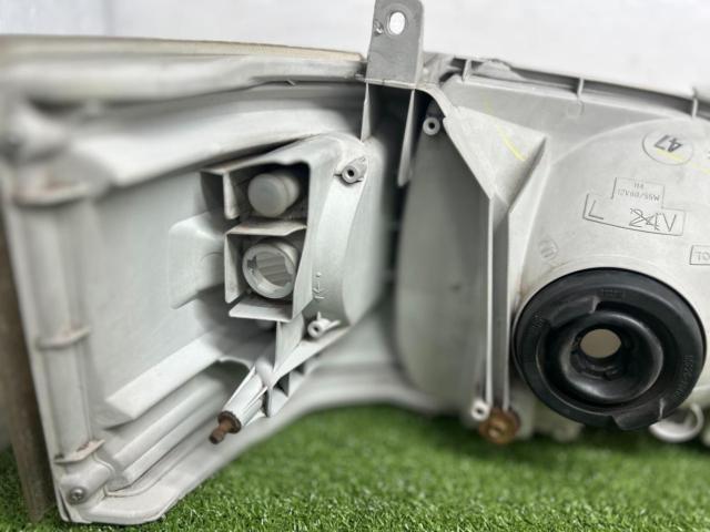トヨタ 200系/ハイエース 1～2型純正ハロゲンヘッドライト