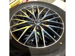 B Con
TREAD
VENUS
+
BRIDGESTONE
BLIZZAK
VRX3