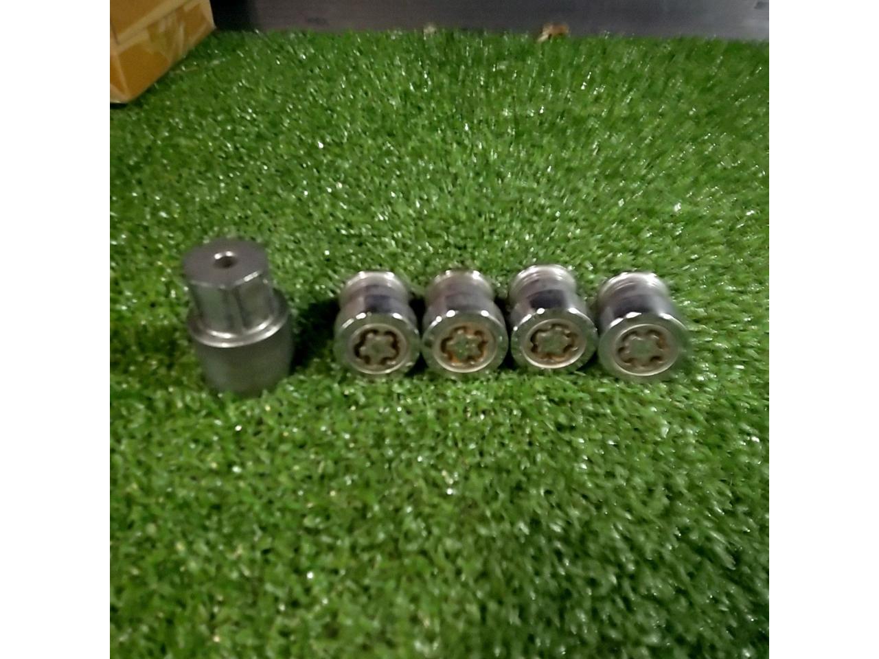 McGARD
Wheel mounting lock nuts
[M12 × P1.25
60-degree tapered seat