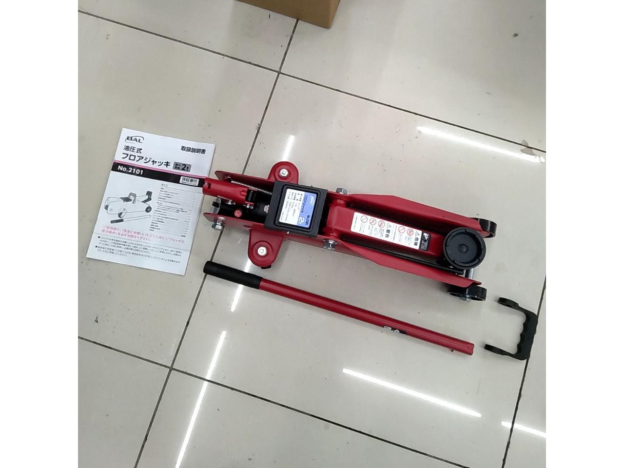 BAL
Hydraulic floor jack