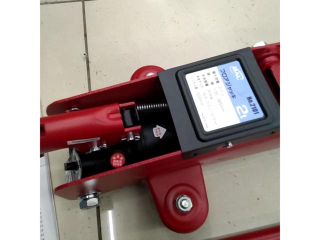 BAL
Hydraulic floor jack