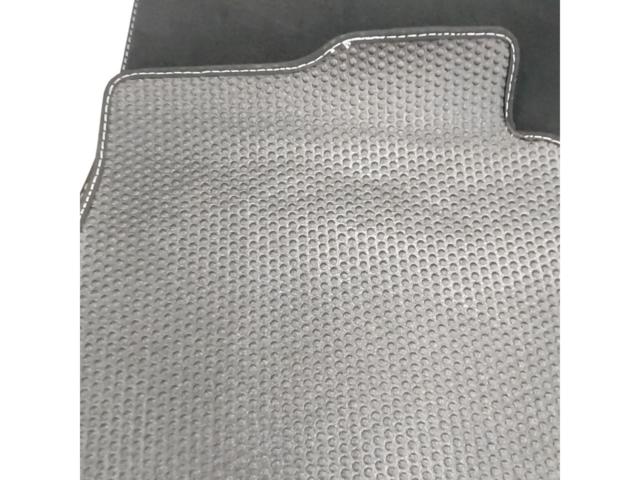 AUDI 純正フロアマット※フロントのみ【Q5/右ハンドル】