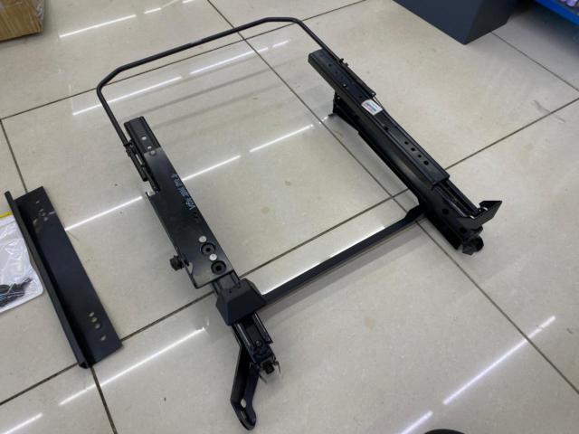 Legacy/BE5/BH5/Driver's side/RHRECARO
Seat rail