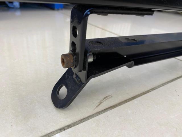Legacy/BE5/BH5/Driver's side/RHRECARO
Seat rail