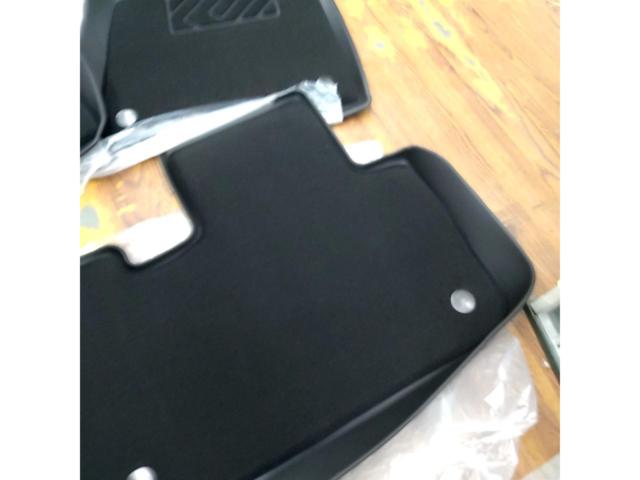 メーカー不明 テスラモデルY オールウェザーフロアマット