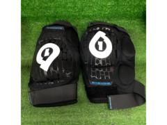 Sixsixone
Knee pad