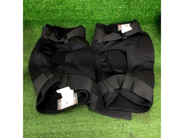 Sixsixone
Knee pad
