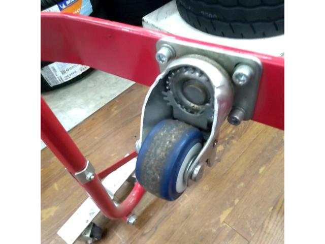 KIKAIYA
Maintenance stand
Rear
Comes with 5 casters