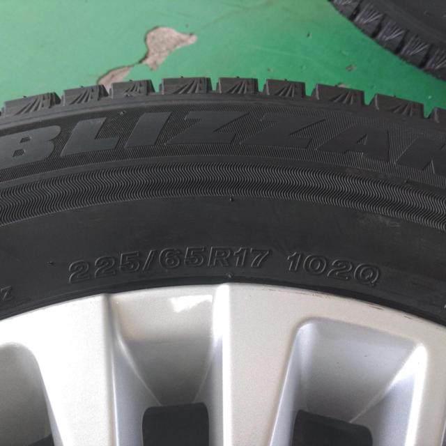 Container 3 TOYOTA
40 Series Alphard
Z grade
Original wheel
+
BRIDGESTONE
BLIZZAK
This VRX32024 model is brand new and therefore offered at a special price.