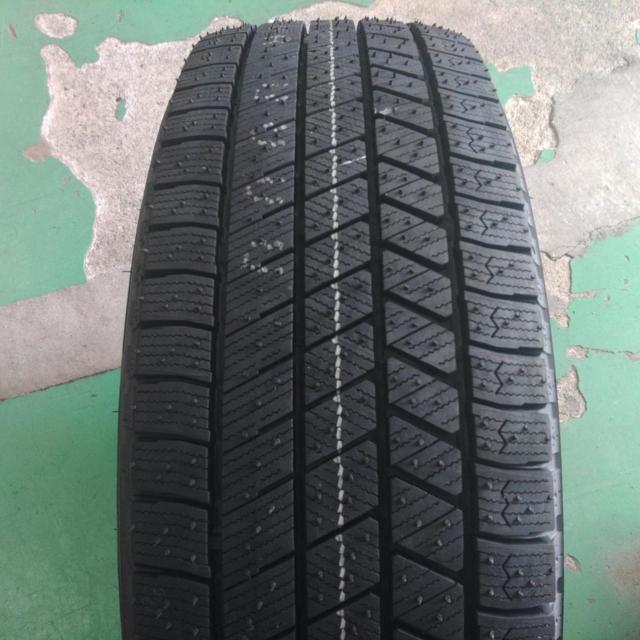 Container 3BRIDGESTONE
ECO
FORME
SE-20 + BRIDGESTONE
BLIZZAK
VRX3