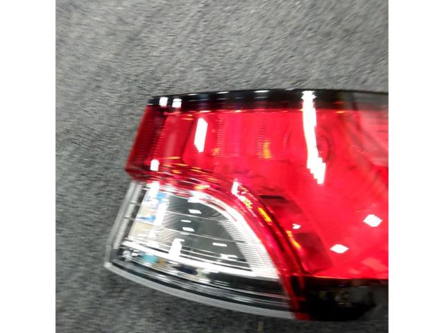 【カローラクロス/ZSG10・ZVG11・ZVG15】 純正テールレンズ 運転席(RH)側のみ