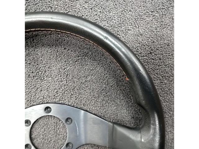 MOMO TUNER 320mm レザーステアリング