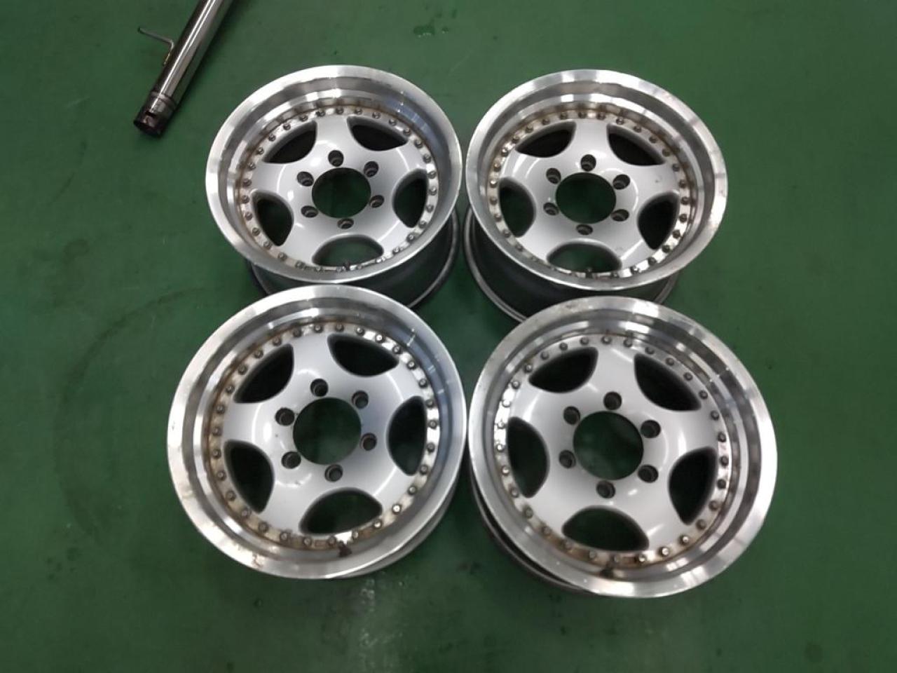 Unknown Manufacturer
Aluminum
5-spoke wheel