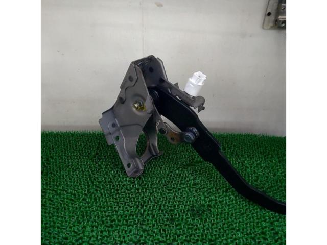 Suzuki genuine
HT81S
Swift Sport
Genuine brake pedal (with pedal pad/pedal assembly)