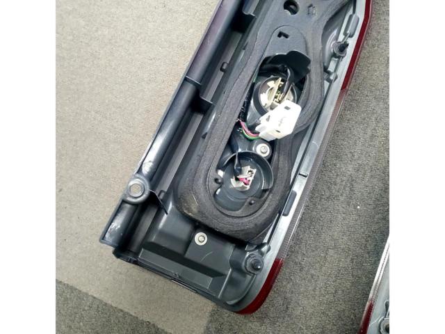 【200系ハイエース/4-8型】TOYOTA純正 テールレンズ