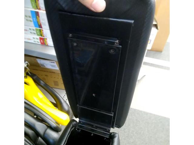 Noah/Voxy 80 Series (Manufacturer Unknown)
Center console BOX