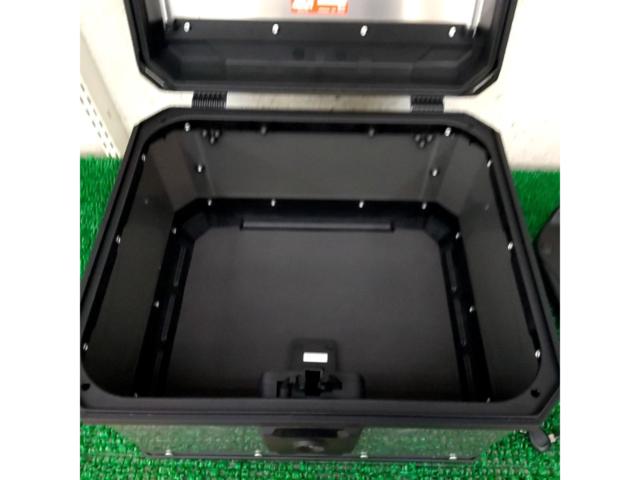 GIVIMTN39AD
Matterhorn
39
Rear BOX