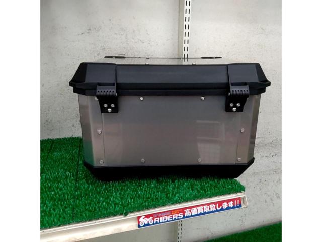 GIVIMTN39AD
Matterhorn
39
Rear BOX