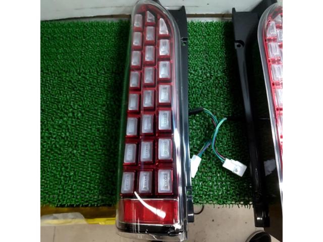 【ハイエース/200系】メーカー不明 フルLEDテールランプ
