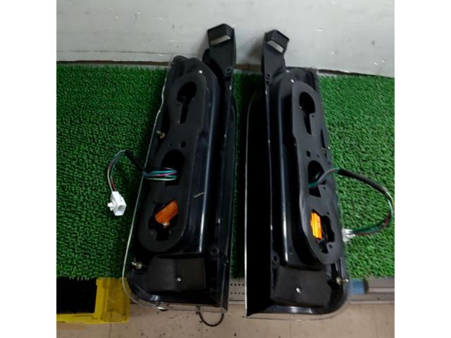 【ハイエース/200系】メーカー不明 フルLEDテールランプ