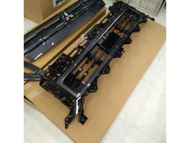 Mitsubishi
Delica D5 late genuine front grill