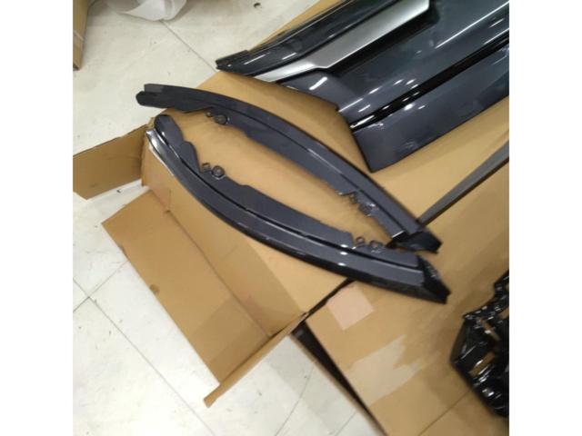 Mitsubishi
Delica D5 late genuine front grill