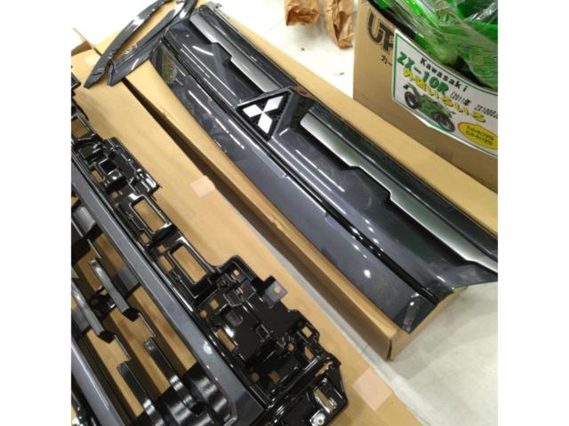 Mitsubishi
Delica D5 late genuine front grill
