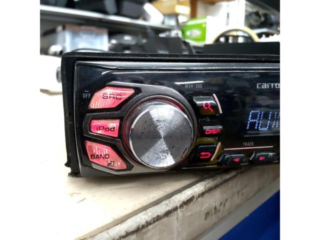 carrozzeria
MVH-390
Model with front AUX-in & USB