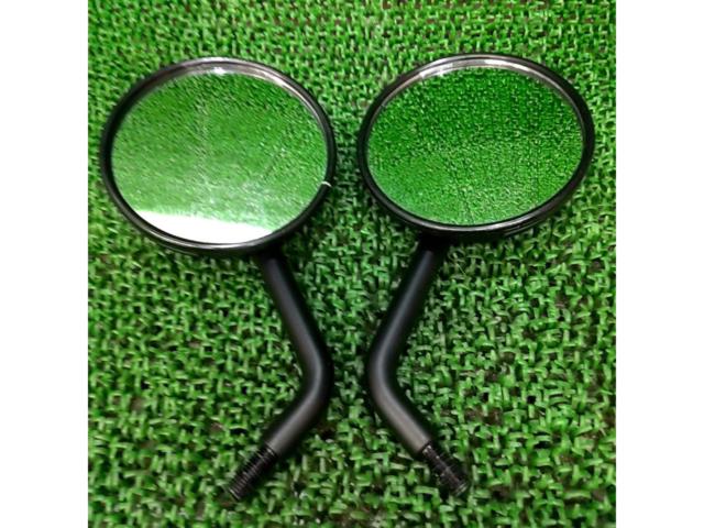 *One side of the edge is cracked. Genuine HONDA Rebel 1100 mirror.
Right and left