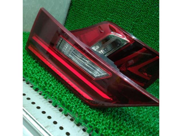 LEXUS IS300h前期純正テールレンズ