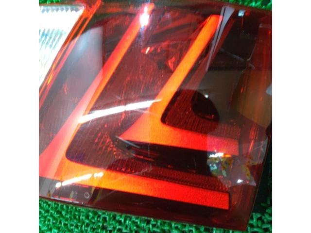 LEXUS IS300h前期純正テールレンズ