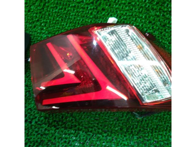 LEXUS IS300h前期純正テールレンズ