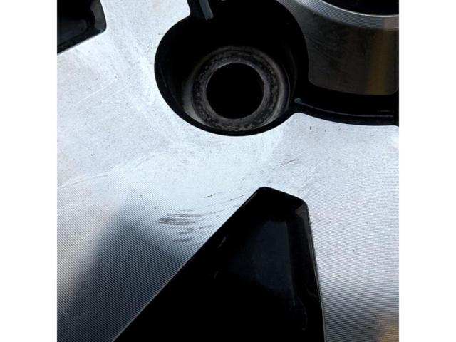 Mitsubishi
Delica D5
Late original wheel