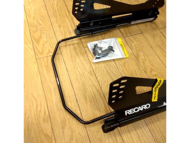 RECARO
Seat rail
Porsche
Cayman / Boxster
For the passenger seat