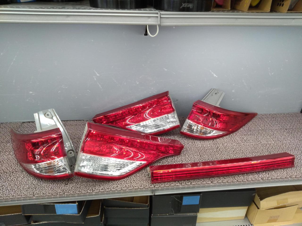 TOYOTA
Genuine taillights + center garnish