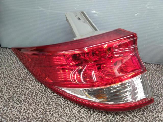 TOYOTA
Genuine taillights + center garnish