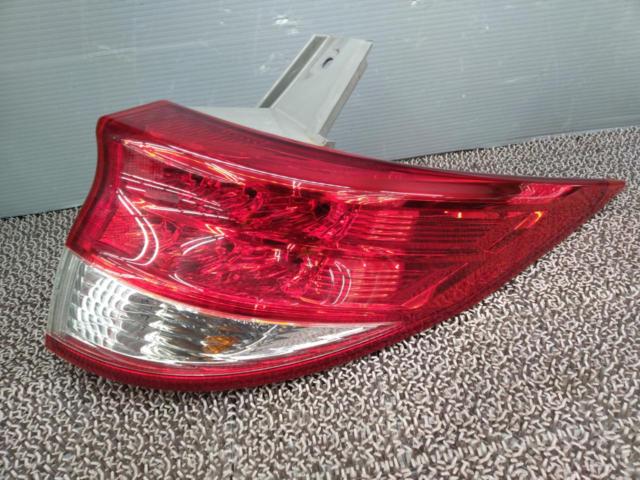 TOYOTA
Genuine taillights + center garnish