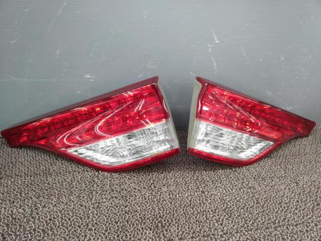 TOYOTA
Genuine taillights + center garnish