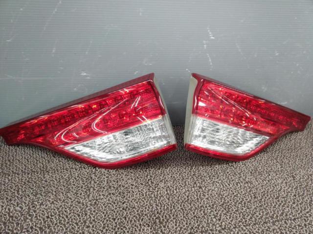 TOYOTA
Genuine taillights + center garnish