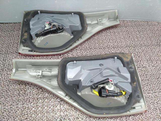 TOYOTA
Genuine taillights + center garnish
