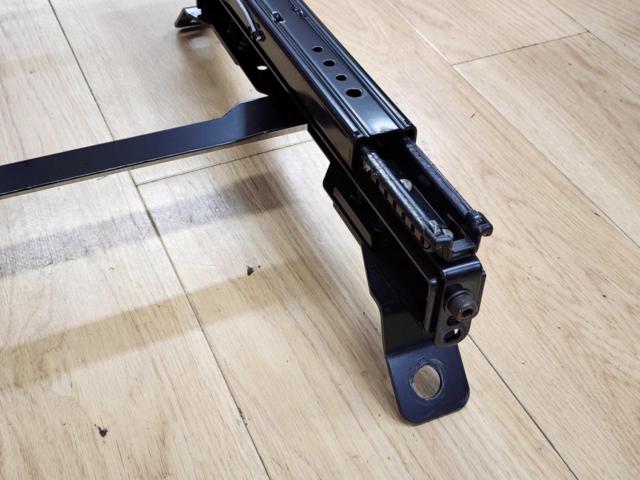 RECARO
Genuine base frame
Right (RH)
Legacy/BM, BR, BN, BS
